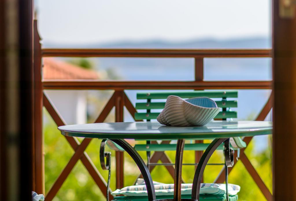 Niriides Hotel Amoliani Bagian luar foto